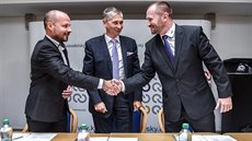 Podepsáno. Lídr lidovců Lukáš Curylo (vlevo) si podává ruku s lídrem ODS... Podepsáno. Lídr lidovců Lukáš Curylo (vlevo) si podává ruku s lídrem ODS...