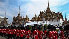 Thajská královská armáda v Bangkoku vzdává hold zesnulému králi. (14.10.2016)