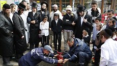 Ortodoxní chasidtí idé pozorují hasie v Umani na Ukrajin pi práci. (4....