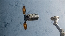 Nákladní lo Cygnus a manipulaní rameno Canadarm 2 z Mezinárodní kosmické...