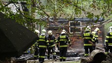 Požár objektu správy pražských lesů v lesoparku u Hostivařské přehrady (17.... Požár objektu správy pražských lesů v lesoparku u Hostivařské přehrady (17....
