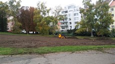 Část břevnovského parku Královka proměnili kopáči a malý bagr v oraniště.... Část břevnovského parku Královka proměnili kopáči a malý bagr v oraniště....