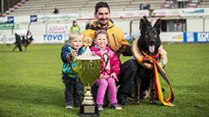 Mistři světa Václav Ouška a Qvido Vepeden s nadějnými budoucími psovody z... Mistři světa Václav Ouška a Qvido Vepeden s nadějnými budoucími psovody z...