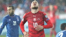 eský záloník Jií Skalák v kvalifikaním utkání proti Ázerbájdánu poté, co...