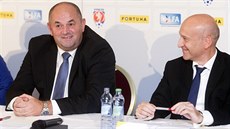 Spokojený pedseda fotbalové asociace Miroslav Pelta (vlevo) a generální...