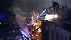 V Třešti na Jihlavsku hořela v noci na 11. října střecha polikliniky v... V Třešti na Jihlavsku hořela v noci na 11. října střecha polikliniky v...