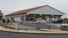 Dělníci v uplynulých dnech budovali parkoviště u nového jaroměřického... Dělníci v uplynulých dnech budovali parkoviště u nového jaroměřického...