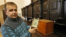 Farář Petr Ivan Božik ukazuje jedno z vyobrazení Strobachovy smrti, které je... Farář Petr Ivan Božik ukazuje jedno z vyobrazení Strobachovy smrti, které je...