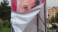 Poničené plakáty kandidáta Zdeňka Schwarze (13.10.2016). Poničené plakáty kandidáta Zdeňka Schwarze (13.10.2016).
