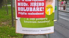 Poniené plakáty kandidátky Renaty Chmelové (13.10.2016).