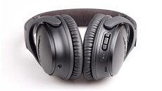 Bose QuietComfort 35 - ovládací prvky, nabíjecí USB port a sluchátkový Jack 2,5...