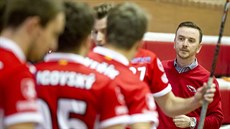 Trenér Milan Koubek s pardubickými florbalisty. Trenér Milan Koubek s pardubickými florbalisty.