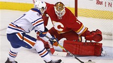 Connor McDavid z Edmontonu v anci ped brankáem Calgary Brianem Elliottem.