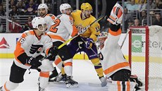 Brankář Philadelphie Michal Neuvirth maří příležitost Los Angeles, Kyle... Brankář Philadelphie Michal Neuvirth maří příležitost Los Angeles, Kyle...