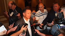 Generální manažer Detroitu Ken Holland v obležení novinářů. Generální manažer Detroitu Ken Holland v obležení novinářů.