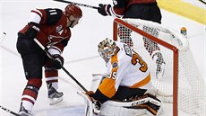 Martin Hanzal z Arizony překonává brankáře Philadelphie Stevea Masona. Martin Hanzal z Arizony překonává brankáře Philadelphie Stevea Masona.