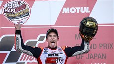 Marc Márquez slaví po Velké ceně Japonska zisk celkově pátého titulu mistra... Marc Márquez slaví po Velké ceně Japonska zisk celkově pátého titulu mistra...
