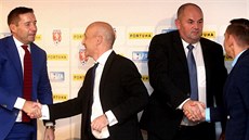 DOJEDNÁNO. Šéf Ligové fotbalové asociace Dušan Svoboda (zcela vlevo) a předseda... DOJEDNÁNO. Šéf Ligové fotbalové asociace Dušan Svoboda (zcela vlevo) a předseda...