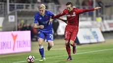 Slávista Michal Frydrych (vlevo) a Jakub Přichystal z Brna bojují o míč. Slávista Michal Frydrych (vlevo) a Jakub Přichystal z Brna bojují o míč.