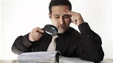 Ověřování informací je často zdlouhavé. Ověřování informací je často zdlouhavé.