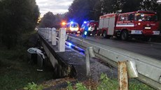 Řidička v dešti nepřizpůsobila jízdu povětrnostním podmínkám, dostala smyk a... Řidička v dešti nepřizpůsobila jízdu povětrnostním podmínkám, dostala smyk a...