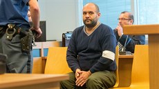 Obžalovaný provozní hotelu v Březůvkách u Zlína Pavol Šindolár u soudu. Obžalovaný provozní hotelu v Březůvkách u Zlína Pavol Šindolár u soudu.
