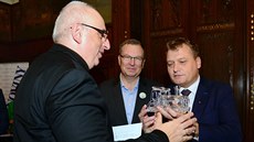 Generální ředitel Českých drah Pavel Krtek předává trofej vítězi turnaje Suatu... Generální ředitel Českých drah Pavel Krtek předává trofej vítězi turnaje Suatu...