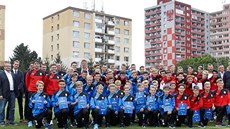 Členové olomoucké fotbalové akademie a jejich slavní hosté. Členové olomoucké fotbalové akademie a jejich slavní hosté.