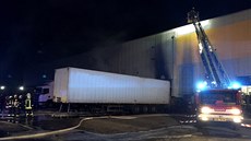 Poár kamionu a haly v Modicích v okrese Brno-venkov. (14. 10. 2016)