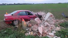 Řidička po srážce s autem vyjela ze silnice a narazila do božích muk stojících... Řidička po srážce s autem vyjela ze silnice a narazila do božích muk stojících...