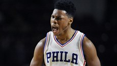 Zatím jsou i dresy Philadelphia 76ers čisté. Na smínku se raduje Richaun Holmes. Zatím jsou i dresy Philadelphia 76ers čisté. Na smínku se raduje Richaun Holmes.