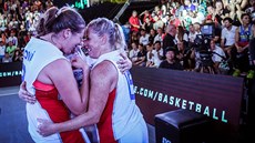 eské basketbalistky Tereza Vorlová, Kateina Novotná, Sára Krumpholcová a...