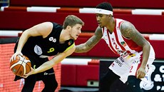 Radek Pumprla (vlevo) z Brna si chystá únik kolem Domineze Burnetta z Pardubic. Radek Pumprla (vlevo) z Brna si chystá únik kolem Domineze Burnetta z Pardubic.