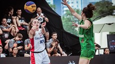 NA ÚVOD S OUTSIDEREM. eská basketbalistka Sára Krumpholcová pihrává v duelu s...