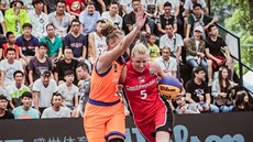 DO GÓLU. Kateřina Novotná razantně útočí na nizozemský koš. I tenhle útok... DO GÓLU. Kateřina Novotná razantně útočí na nizozemský koš. I tenhle útok...
