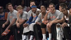 EVROPSKÉ VLIVY. Carmela Anthonyho (modré rukávy a elenka) na lavice NY Knicks...