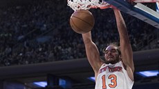 Francouzský pivot Joakim Noah z New Yorku smečuje do bostonského koše. Francouzský pivot Joakim Noah z New Yorku smečuje do bostonského koše.