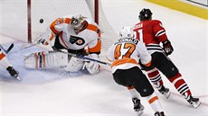 Marián Hossa z Chicaga překonává Michala Neuvirtha z Philadelphie. Pro... Marián Hossa z Chicaga překonává Michala Neuvirtha z Philadelphie. Pro...