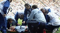 ZÁKEŘNÝ STŘET. Petr Čech chvíli poté, co jej kolenem zasáhl Stephen Hunt. Pak... ZÁKEŘNÝ STŘET. Petr Čech chvíli poté, co jej kolenem zasáhl Stephen Hunt. Pak...