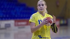 Zlínská házenkářka Lenka Hradilová se soustředí. Zlínská házenkářka Lenka Hradilová se soustředí.