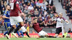 Sparťanský útočník Václav Kadlec (v rudém) se pokouší o zakončení, jihlavský... Sparťanský útočník Václav Kadlec (v rudém) se pokouší o zakončení, jihlavský...