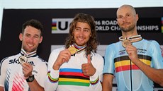 ÚSMĚVY MEDAILISTŮ. To jsou oni, tři nejlepší cyklisté ze závodu s hromadným... ÚSMĚVY MEDAILISTŮ. To jsou oni, tři nejlepší cyklisté ze závodu s hromadným...