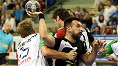 Momentka z duelu Poháru EHF mezi házenkáři Plzně (černá) a Koldingu Kodaň. Momentka z duelu Poháru EHF mezi házenkáři Plzně (černá) a Koldingu Kodaň.