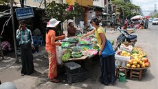 Nákup na ulici v Myanmaru.