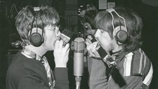 John Lennon a George Harrison nahrávají foukací harmoniky do písniky Being for...