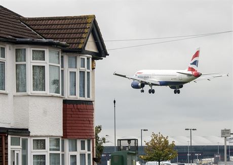 Letadlo pistávající na letiti Heathrow ve Velké Británii. Ilustraní foto