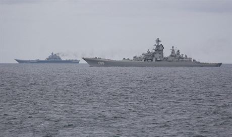 Ruská letadlová lo Admirál Kuzncov (vzadu) a raketový kiník Petr Veliký v...