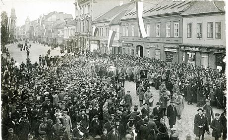 ervenobílé nadení. Obyvatelé Pardubic oslavují novou republiku.