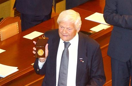 Pamtníka holokaustu Jiího Bradyho ocenila Poslanecká snmovna medailí a...