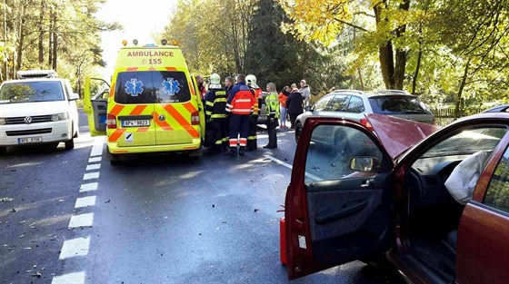 Nehoda pti aut uzavela hlavní tah z Karlových Var na Plze.